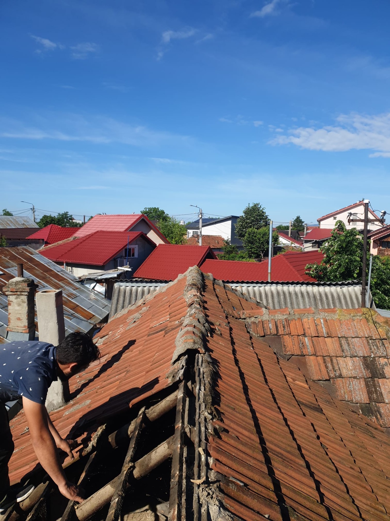 Demontare acoperis vechi cu tigla deteriorata